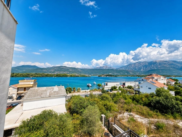 Jednosoban stan na prvoj liniji mora, Đuraševići, Tivat — fotografija 13