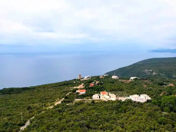 Urbanizovan plac sa pogledom na more, Zagora, Kotor — fotografija 2