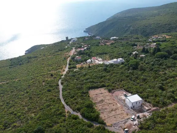 Urbanizovan plac sa pogledom na more, Zagora, Kotor — fotografija 4