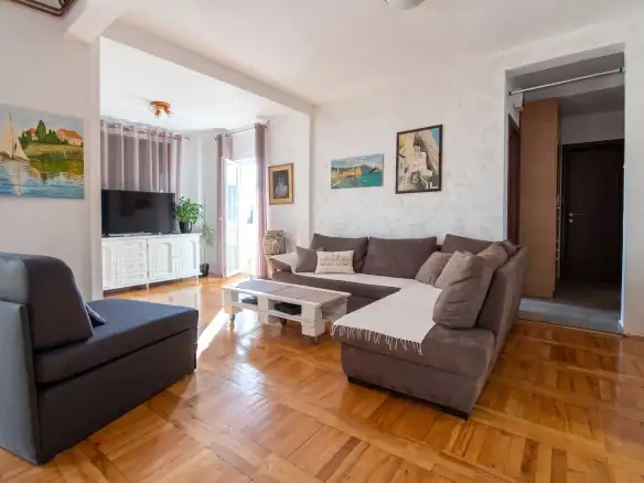 Izdavanje: Trosoban stan 100 m² – Bijeli Do, Budva — fotografija 2