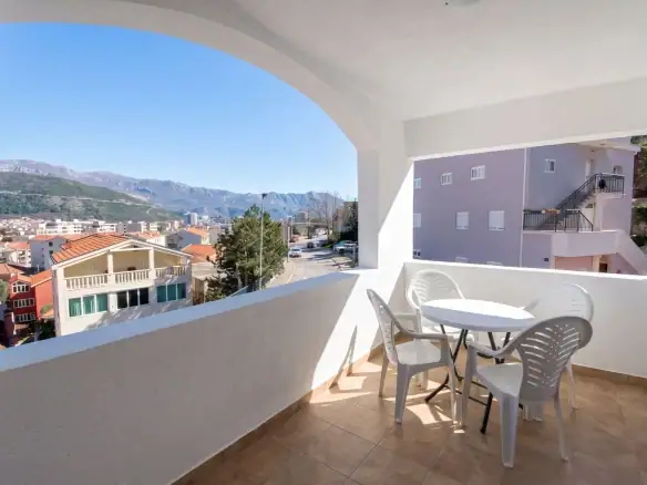 Izdavanje: Trosoban stan 100 m² – Bijeli Do, Budva — fotografija 3