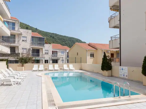 Izdavanje: Dvosoban stan 93 m² – Petrovac, Budva — fotografija 17
