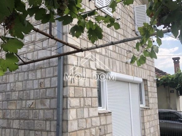 Dvije kuće u istom dvorištu, Masline, Podgorica — fotografija 3