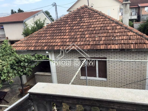 Dvije kuće u istom dvorištu, Masline, Podgorica — fotografija 5