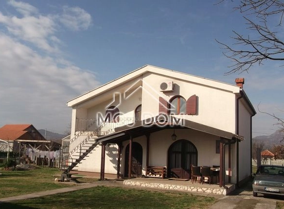 Kuća sa ograđenim placem u Donjoj Gorici