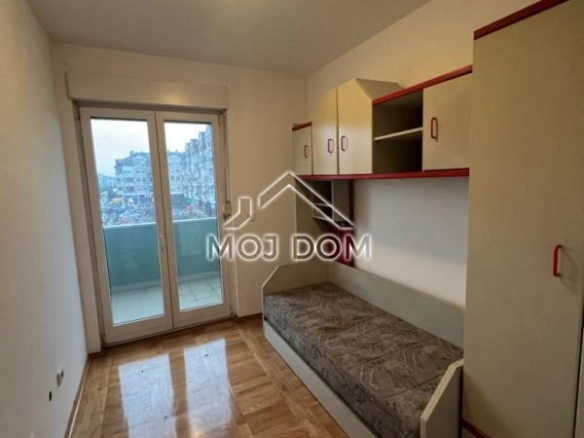Izdavanje: Trosoban stan 88 m² – Stari aerodrom, Podgorica — fotografija 16