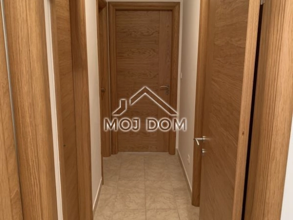 Izdavanje: Trosoban stan 87 m² – Stari aerodrom, Podgorica — fotografija 11