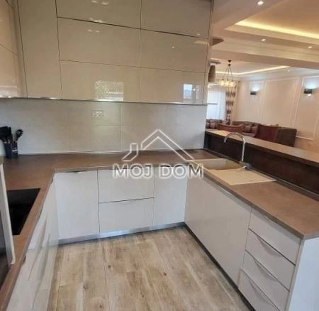 Izdavanje: Kuća 280 m² – Stara Varoš, Podgorica — fotografija 9