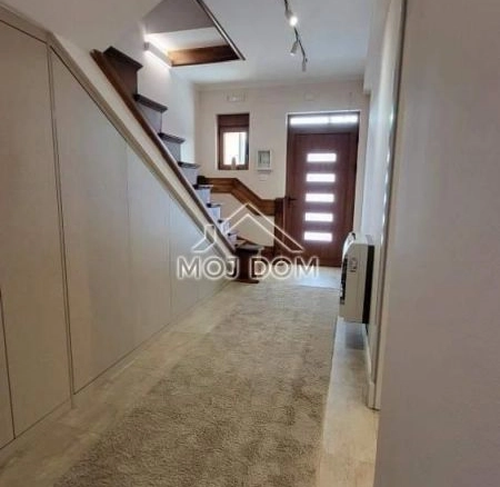 Izdavanje: Kuća 280 m² – Stara Varoš, Podgorica — fotografija 13
