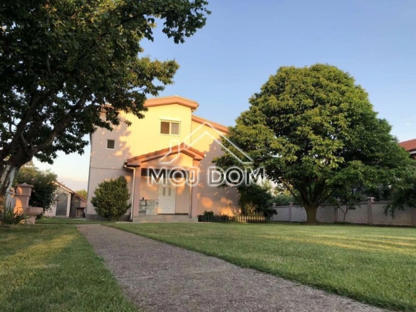Izdavanje: Kuća 300 m² – Kokoti, Podgorica — fotografija 2