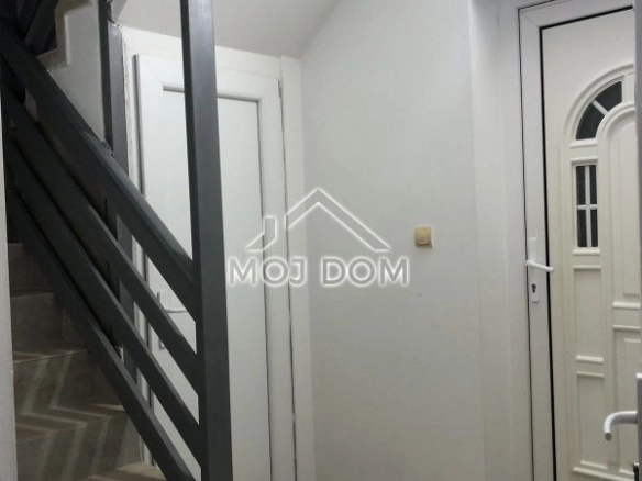 Izdavanje: Kuća 300 m² – Kokoti, Podgorica — fotografija 13