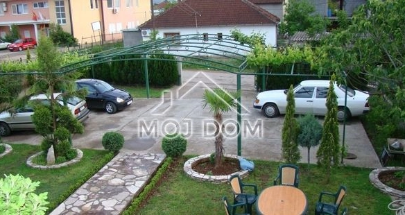 Namještena kuća u Tološima