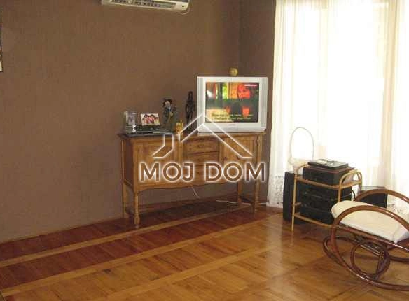 Izdavanje: Kuća 250 m² – Tološi, Podgorica — fotografija 8