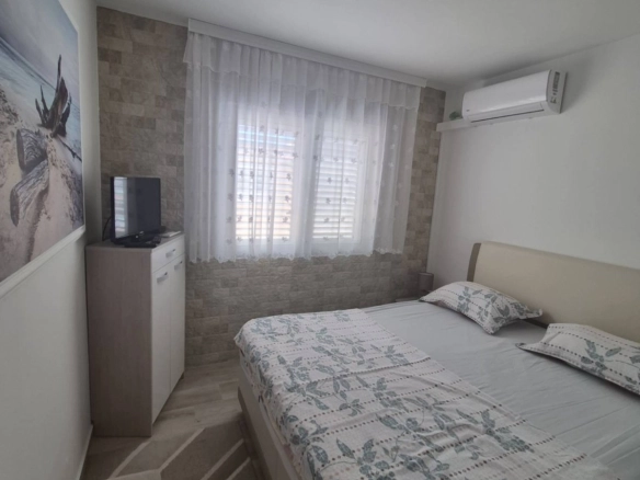 Namješten jednosoban stan na trećem spratu, Budva — fotografija 7