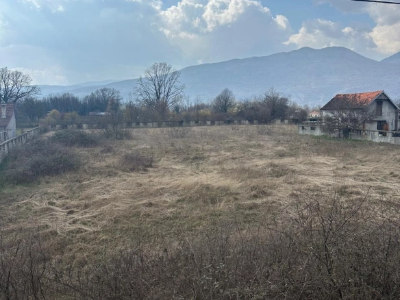 Plac pored magistralnog puta u Ćurilcu, Danilovgrad — fotografija 2