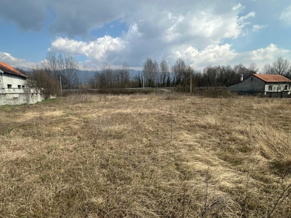 Plac pored magistralnog puta u Ćurilcu, Danilovgrad — fotografija 3