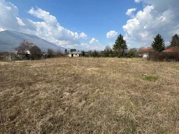 Plac pored magistralnog puta u Ćurilcu, Danilovgrad — fotografija 4