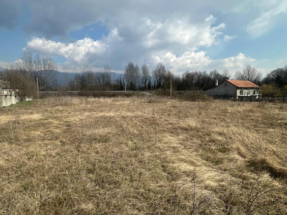 Plac pored magistralnog puta u Ćurilcu, Danilovgrad — fotografija 5