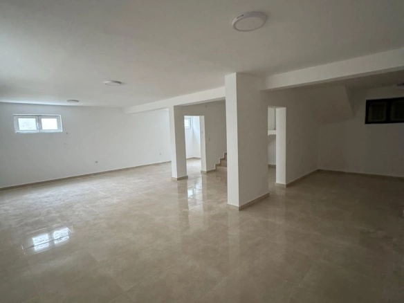 Izdavanje: Kuća 500 m² – Stari aerodrom, Podgorica — fotografija 6