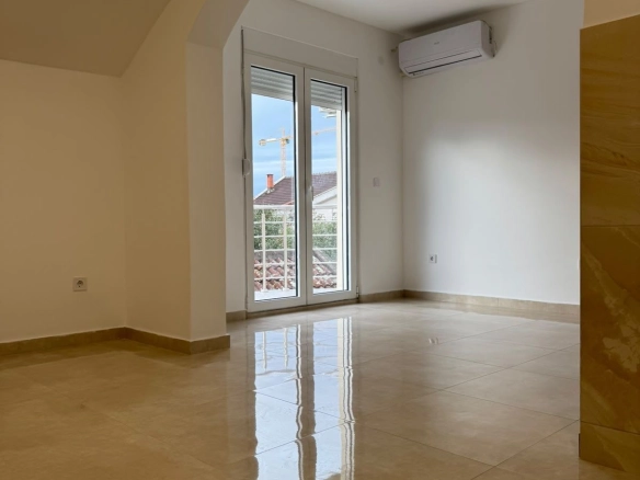 Izdavanje: Kuća 500 m² – Stari aerodrom, Podgorica — fotografija 19