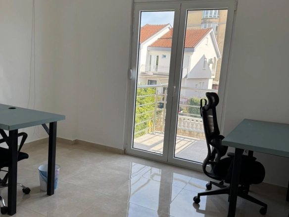 Izdavanje: Kuća 500 m² – Stari aerodrom, Podgorica — fotografija 21