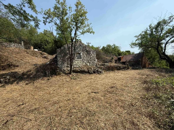 Plac sa pogledom na Skadarsko jezero, Dobrsko selo, Cetinje — fotografija 4