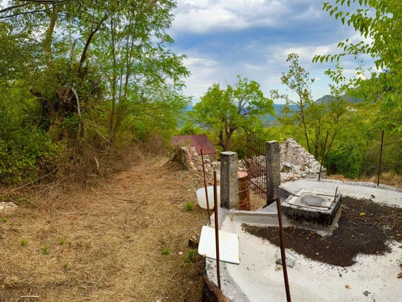 Plac sa pogledom na Skadarsko jezero, Dobrsko selo, Cetinje — fotografija 7