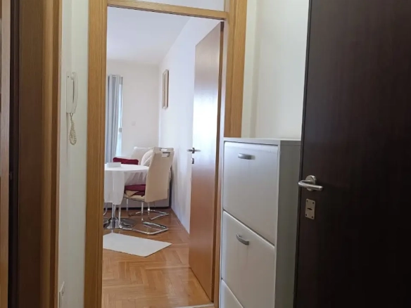 Jednosoban opremljen stan u Budvi — fotografija 3