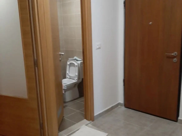 Trosoban stan u zgradi Prosvete, Dubovica, Budva — fotografija 2