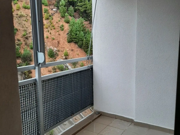 Trosoban stan u zgradi Prosvete, Dubovica, Budva — fotografija 5