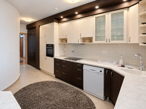 Izdavanje: Trosoban stan 120 m² – City kvart, Podgorica — fotografija 4