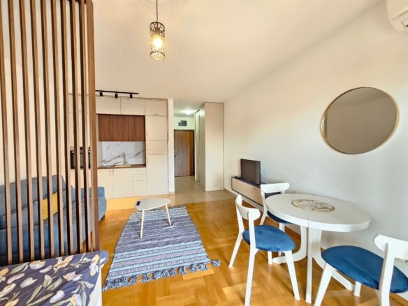 Izdavanje modernog studio apartmana sa pogledom na more – Bečići (na period od 01.10.2026 do 01.06.2027)