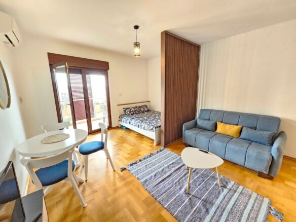 Izdavanje modernog studio apartmana sa pogledom na more – Bečići (na period od 01.10.2026 do 01.06.2027)