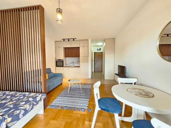 Izdavanje modernog studio apartmana sa pogledom na more – Bečići (na period od 01.10.2026 do 01.06.2027)