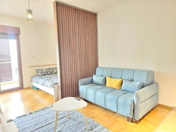 Izdavanje modernog studio apartmana sa pogledom na more – Bečići (na period od 01.10.2026 do 01.06.2027)