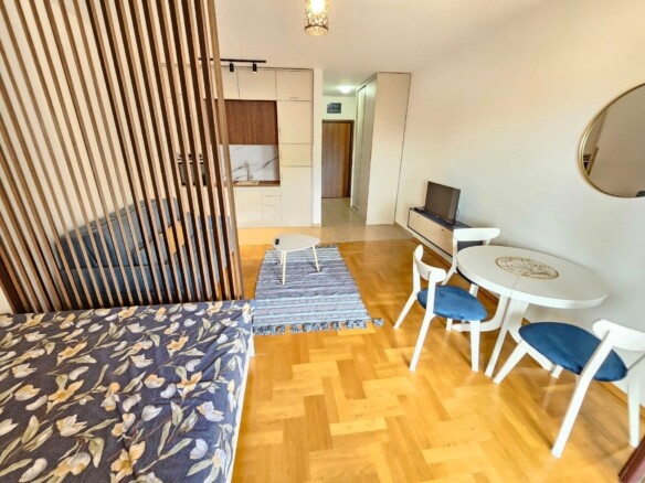Izdavanje modernog studio apartmana sa pogledom na more – Bečići (na period od 01.10.2026 do 01.06.2027)