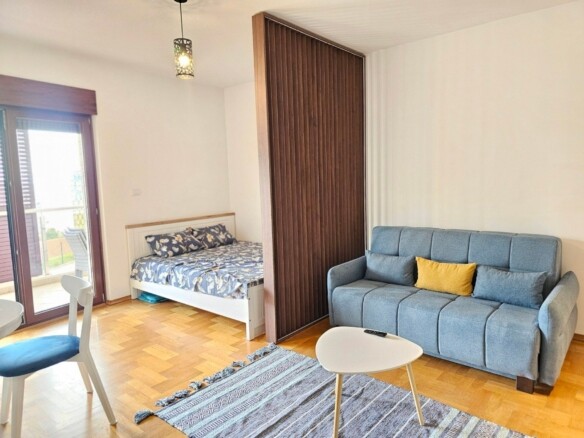 Izdavanje modernog studio apartmana sa pogledom na more – Bečići (na period od 01.10.2026 do 01.06.2027)
