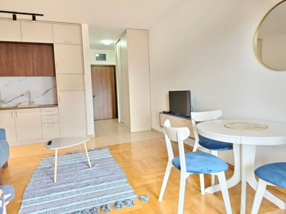 Izdavanje modernog studio apartmana sa pogledom na more – Bečići (na period od 01.10.2026 do 01.06.2027)