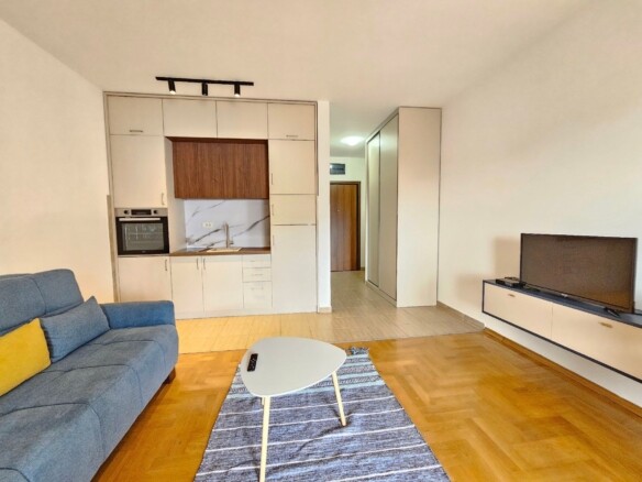 Izdavanje modernog studio apartmana sa pogledom na more – Bečići (na period od 01.10.2026 do 01.06.2027)