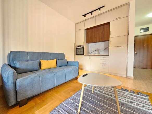 Izdavanje modernog studio apartmana sa pogledom na more – Bečići (na period od 01.10.2026 do 01.06.2027)
