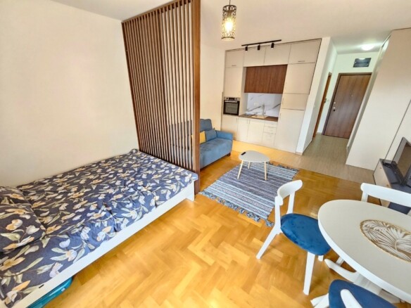 Izdavanje modernog studio apartmana sa pogledom na more – Bečići (na period od 01.10.2026 do 01.06.2027)