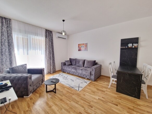 Jednosoban moderno opremljen stan površine 45m2 plus terasa od 30m2 ,Bečići (izdavanje na duži period, dostupan od 01.02.2025)