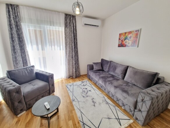 Jednosoban moderno opremljen stan površine 45m2 plus terasa od 30m2 ,Bečići (izdavanje na duži period, dostupan od 01.02.2025)