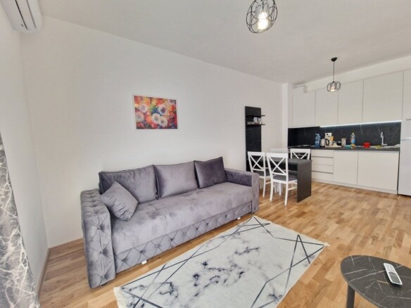 Jednosoban moderno opremljen stan površine 45m2 plus terasa od 30m2 ,Bečići (izdavanje na duži period, dostupan od 01.02.2025)