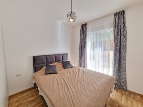 Jednosoban moderno opremljen stan površine 45m2 plus terasa od 30m2 ,Bečići (izdavanje na duži period, dostupan od 01.02.2025)