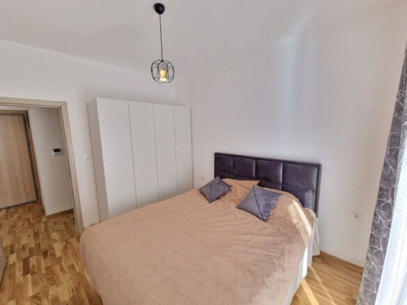 Jednosoban moderno opremljen stan površine 45m2 plus terasa od 30m2 ,Bečići (izdavanje na duži period, dostupan od 01.02.2025)