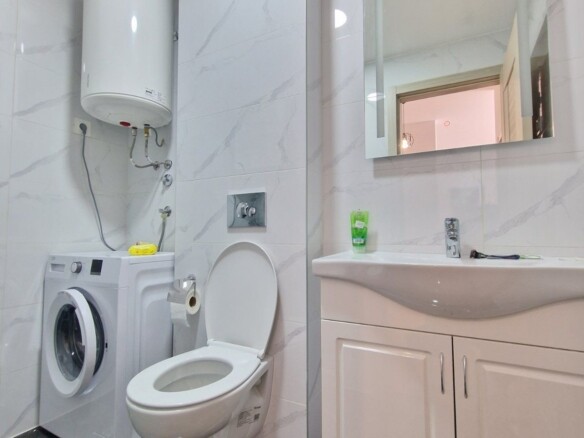 Jednosoban moderno opremljen stan površine 45m2 plus terasa od 30m2 ,Bečići (izdavanje na duži period, dostupan od 01.02.2025)