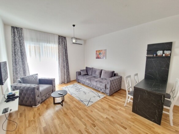 Jednosoban moderno opremljen stan površine 45m2 plus terasa od 30m2 ,Bečići (izdavanje na duži period, dostupan od 01.02.2025)