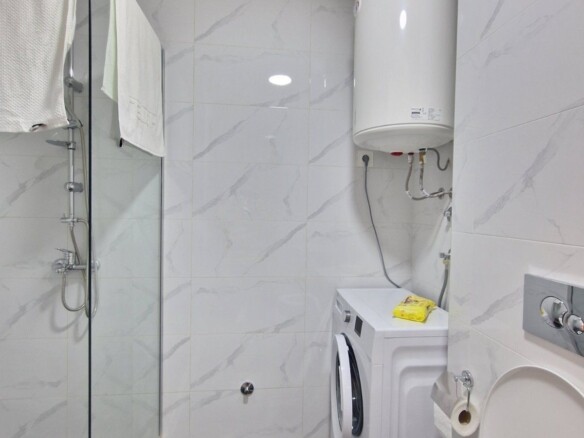 Jednosoban moderno opremljen stan površine 45m2 plus terasa od 30m2 ,Bečići (izdavanje na duži period, dostupan od 01.02.2025)