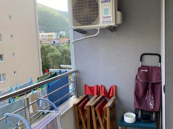 Izdavanje, Budva-Jednosoban moderno opremljen stan u Ulici Maslina sa garažnim mjestom (NA Duži PERIOD)